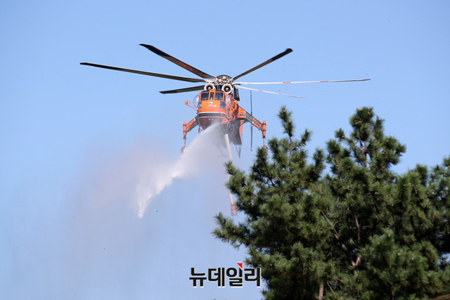 ▲ 산불 진화헬기.(사진은 내용과 무관) ⓒ정상윤 기자