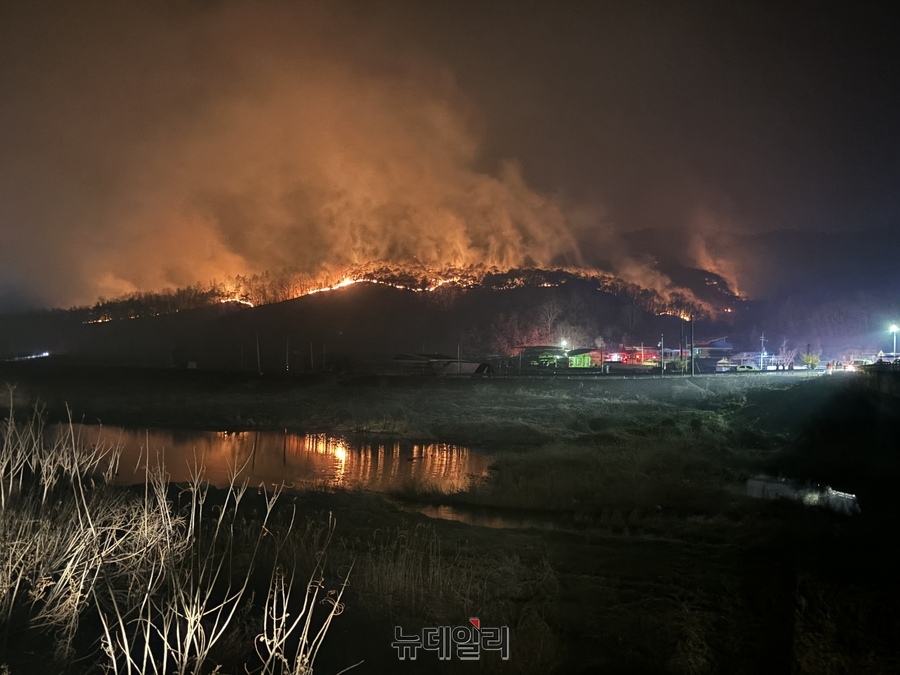 ▲ 산불은 태풍급인데 진화헬기는 태부족이다. 그나마 있는 것도 모두 오래되어 낡았다. 얼마전 노후 헬기 1대가 진화작업 중 추락해 70대 기장이 사망했다. 산림청에선 헬기 20대 보강을 국회에 애타게 요청했지만, 4대로 깍였다. 그나마 이재명의 권력욕심으로 인해 0이 되어 버렸다. 그대신  국민 1인당 25만원씩 지역화폐로 현금살포하겠다고 나섰다. 13조원이 든다. 그 돈으로 헬기를 사면 400대를 구비할 수 있다. 뭐가 옳은 길인가? 그래놓고 사진 찍으려고 산불진화 현장을 누비고 있다. 산불진화에 쓰여야 할 공무원들의 시간과 에너지가 이재명 일당 방문 대응에 낭비되고 있다. ⓒ 뉴데일리