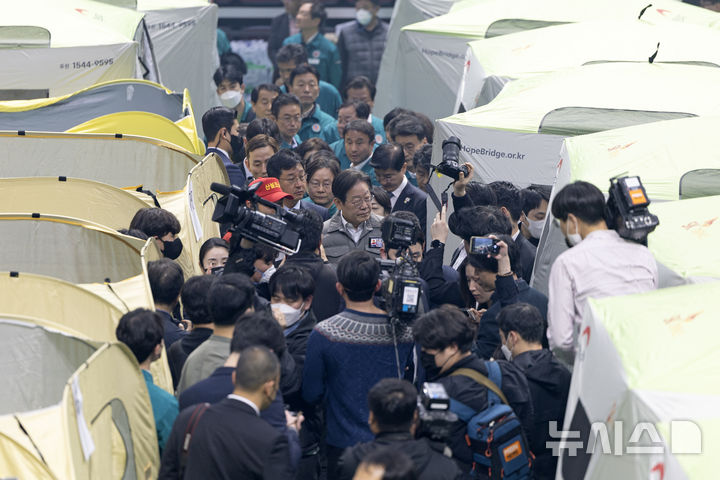 ▲ 이재민 위로 한다고 돌아 다니는 이재명과 그 일당들. 이게 위로? 헬기 구입 못하게 해놓고 뭔 위로? 뺨 때려 놓고, 대선용 이미지 조작을 위해 사진 찍으러 온 게 본심 아닐까? 이들 일당 응대하느라 소모되고 낭비되는 공무원의 시간과 에너지는 또 얼마나 되는가? ⓒ 뉴시스