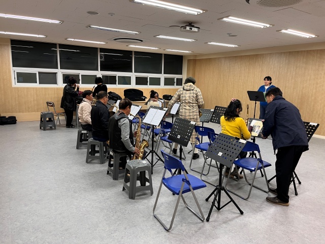 ▲ 지난해 경기창작캠퍼스에서 문화예술 활동을 즐기고 있는 동호회 모습. ⓒ경기문화재단 제공