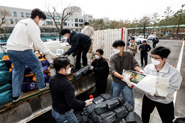 ▲ 산불이 발생한 경북 영양군과 안동시에 전달하기위해 구호물품을 차량에 싣는 화성특례시 직원들ⓒ화성시 제공