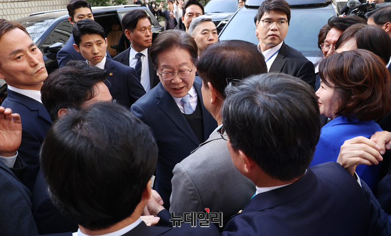 ▲ 공직선거법 위반 항소심에서 무죄를 선고받은 이재명 더불어민주당 대표가 26일 오후 서울 서초구 서울고등법원에서 열린 공직선거법 위반 혐의 2심 선고 공판을 마친 뒤 의원들과 인사를 나누고 있다. ⓒ공동취재단