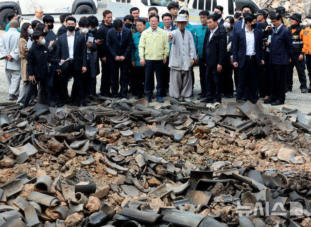 ▲ 이재명 더불어민주당 대표가 27일 경북 의성군 단촌면 고운사를 찾아 산불 피해 상황을 점검하고 있다. ⓒ뉴시스