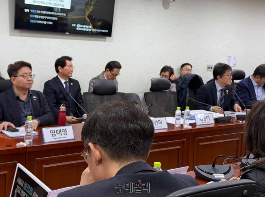 ▲ 28일 오전 '서울시 싱크홀 관련 긴급 전문가 간담회'에서 박주민·진선미·염태영·김남근 민주당 의원 등이 발언자의 발표 내용을 듣고 있다. ⓒ정혜영 기자