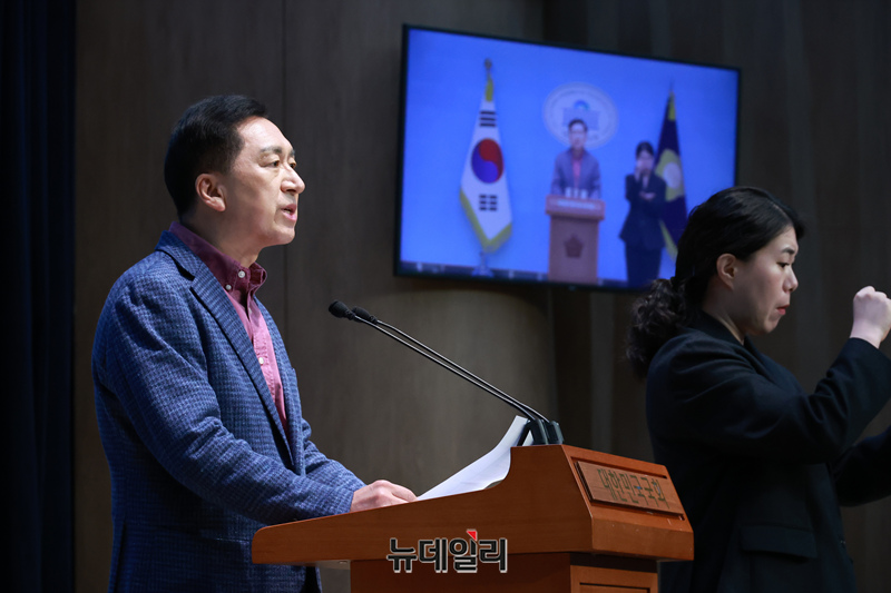 ▲ 김기현 국민의힘 의원이 28일 소통관에서 더불어민주당 이재명 대표 2심 무죄판결 관련 기자회견을 하고 있다. ⓒ이종현 기자