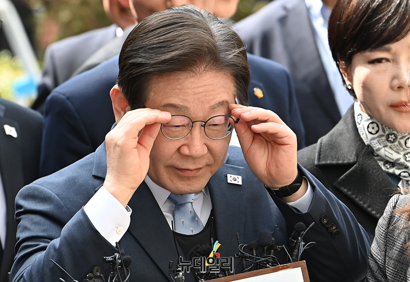 ▲ 공직선거법위반 혐의로 재판에 넘겨진 이재명 더불어민주당 대표가 26일 서울 서초구 서울고등법원에서 진행되는 항소심 선고공판에 출석하고 있다. ⓒ사진=공동취재단