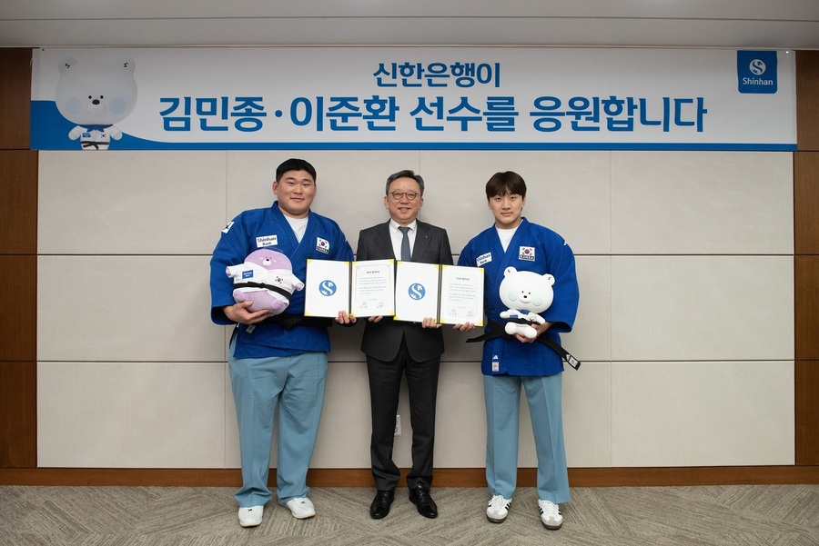 ▲ 지난 28일 서울시 중구 신한은행 본점에서 김민종·이준환 유도 국가대표 선수 후원 계약을 체결하고 신한은행 정상혁 은행장(가운데), 김민종 선수(왼쪽), 이준환 선수(오른쪽)가 기념 촬영을 하고 있다.ⓒ신한은행