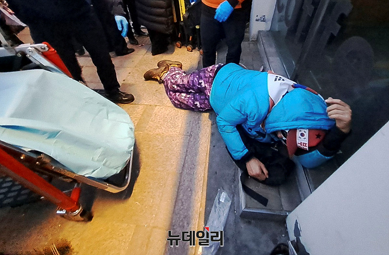 ▲ 시민단체 '부정선거방지대'(부방대) 상임위원을 맡고 있는 천창룡 씨가 지난 20일 오후 서울 종로구 안국역 인근에서 경찰의 폭행으로 넘어져 있는 모습. ⓒ천창룡 씨 제공