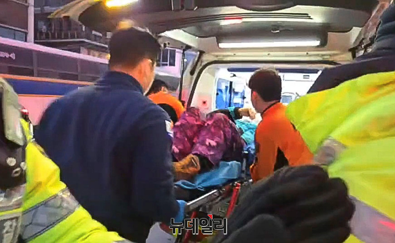 ▲ 시민단체 '부정선거방지대'(부방대) 상임위원을 맡고 있는 천창룡 씨가 지난 20일 오후 서울 종로구 안국역 인근에서 경찰의 폭행으로 넘어져 허리와 다리 등에 부상을 당했다. 천 씨가 119구급차에 실려 병원으로 이송되는 모습. ⓒ천창룡 씨 제공