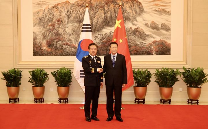 ▲ 2024년 5월 16일 윤희근 당시 경찰청장이 중국 공안부 본부에서 왕샤오훙 중국 공안부장과 만나 치안 총수회담을 가졌다. ⓒ경찰청 제공