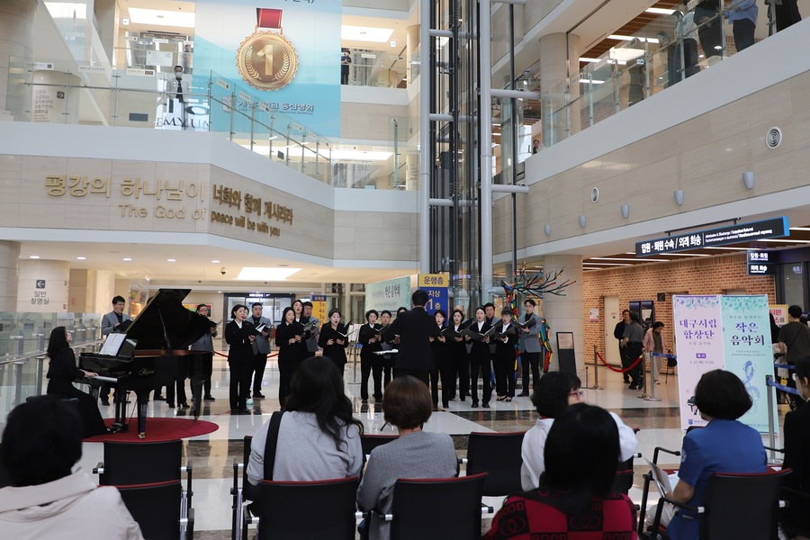 ▲ 계명대학교 동산의료원(의료원장 조치흠)이 ‘환우를 위한 작은 음악회’를 매주 진행하면서 아름다운 선율로 치유와 희망을 전하고 있다.ⓒ계명대 동산의료원