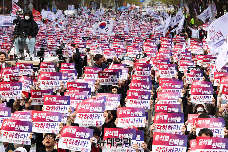▲ 29일 울산에서 열린 윤석열 대통령 탄핵 반대 집회인 세이브코리아 국가비상기도회에서 참석자들이 피켓을 들고 구호를 외치고 있다.ⓒ울산=서성진 기자