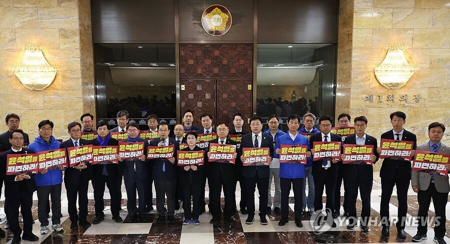 ▲ 이재명당 초선의원들이 국회에서 한덕수 총리를 위협하는 성명서를 발표하고 시위를 하고 있다. 이들은 한총리 재탄핵은 물론, 최상목 부총리 등 국무위원 다수의 줄탄핵을 예고하며 마은혁의 헌법재판관 임명을 겁박하고 있다. 정치무당 김어준이 최근 이재명당 의원들을 줄줄이 불러 요구한 내용들이 그대로 반영되고 있는 것이다. 이재명 머리 위에 김어준이 자라잡고 있는 모양새인가. ⓒ 연합뉴스