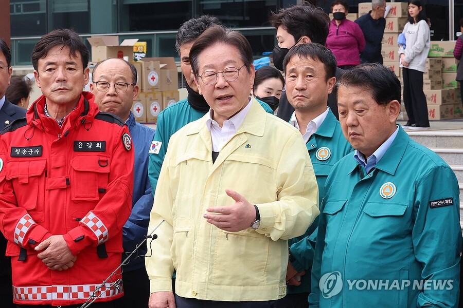 ▲ 더불어민주당 이재명 대표가 27일 경북 청송군 진보문화체육센터에 마련된 이재민 대피소에서 산불 피해 주민들을 만난 뒤 취재진의 질문에 답하고 있다. ⓒ연합뉴스