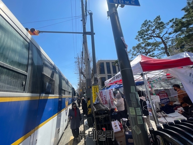 ▲ 대통령 국민변호인단의 무제한 필리버스터가 진행되고 있는 장소. 차벽으로 막혀있는 상황이다. ⓒ뉴데일리