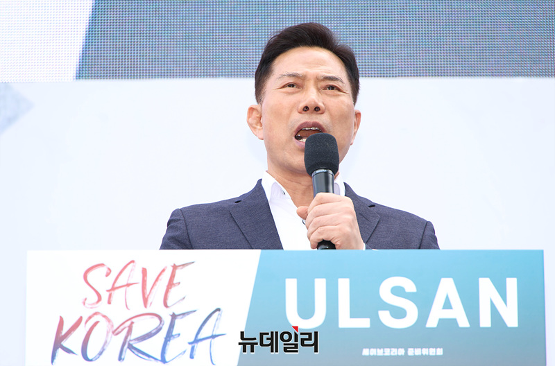 ▲ 손현보 목사가 29일 울산에서 열린 윤석열 대통령 탄핵반대 세이브코리아 울산 국가비상기도회에서 연사로 나서 발언하고 있다. ⓒ서성진 기자