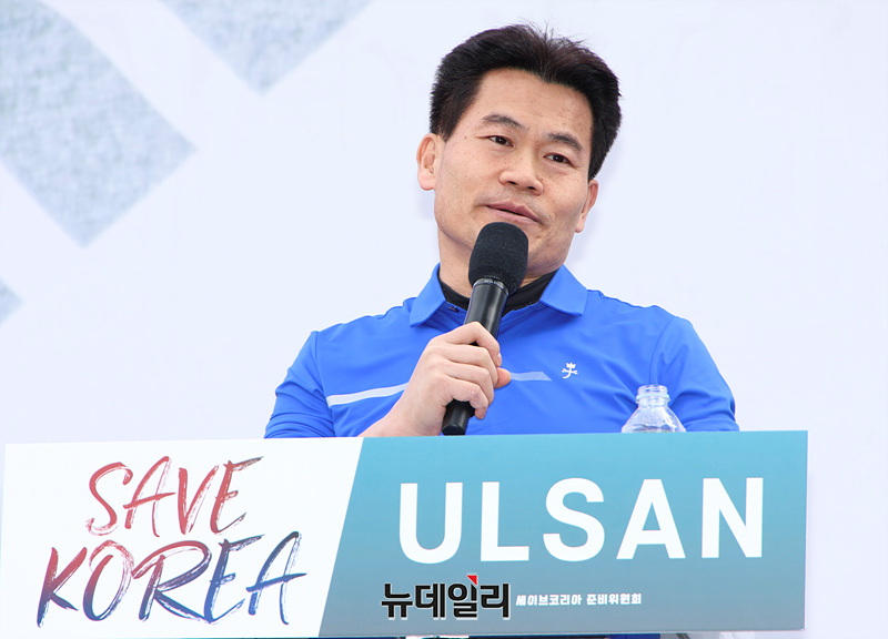 ▲ 전한길 강사가 29일 울산광역시 울산극동방송 사거리에서 열린 윤석열 대통령 탄핵반대 세이브코리아 울산 국가비상기도회에서 연사로 나서 발언하고 있다. ⓒ울산=서성진 기자