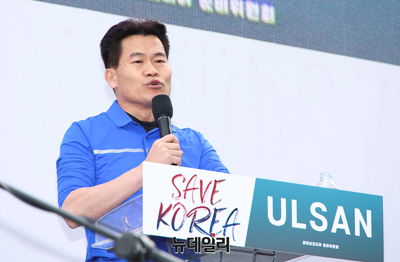 ▲ 전한길 강사가 29일 울산광역시 울산극동방송 사거리에서 열린 윤석열 대통령 탄핵반대 세이브코리아 울산 국가비상기도회에서 연사로 나서 발언하고 있다. ⓒ울산=서성진 기자