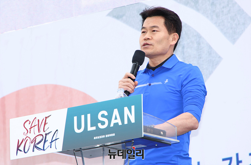 ▲ 전한길 강사가 29일 울산광역시 울산극동방송 사거리에서 열린 윤석열 대통령 탄핵반대 세이브코리아 울산 국가비상기도회에서 연사로 나서 발언하고 있다. ⓒ울산=서성진 기자