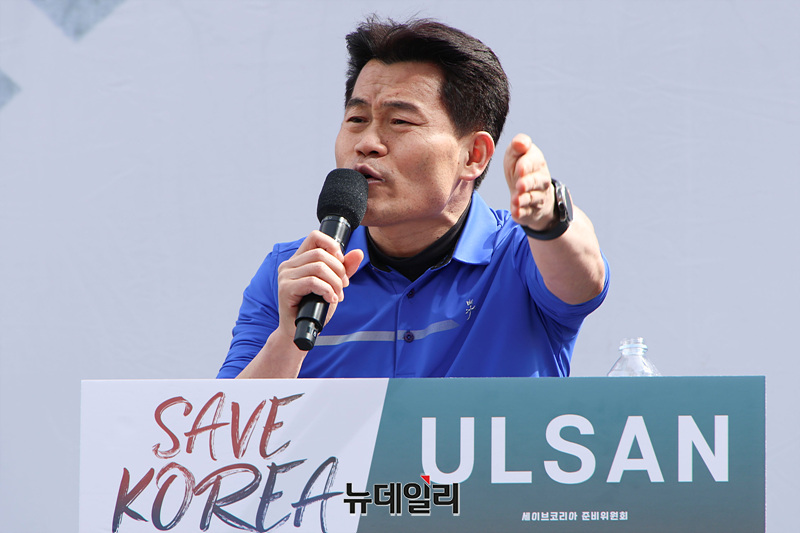 ▲ 전한길 강사가 29일 울산광역시 울산극동방송 사거리에서 열린 윤석열 대통령 탄핵반대 세이브코리아 울산 국가비상기도회에서 연사로 나서 발언하고 있다. ⓒ울산=서성진 기자