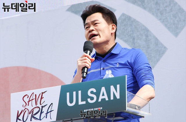 ▲ 대한민국 한국사 1타 강사 전한길 씨가 29일 울산 남구에서 열린 '세이브코리아' 집회 연단에 올라 연설하고 있는 모습.ⓒ뉴데일리 서성진 기자