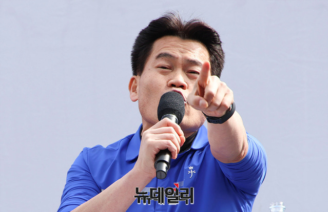 ▲ 대한민국 한국사 1타 강사 전한길 씨가 29일 울산 남구에서 열린 '세이브코리아' 집회 연단에 올라 연설하고 있는 모습.ⓒ뉴데일리 서성진 기자