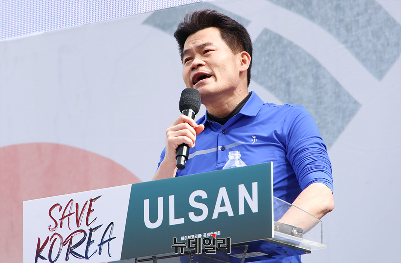 ▲ 전한길 강사가 29일 울산광역시 울산극동방송 사거리에서 열린 윤석열 대통령 탄핵반대 세이브코리아 울산 국가비상기도회에서 연사로 나서 발언하고 있다. ⓒ울산=서성진 기자