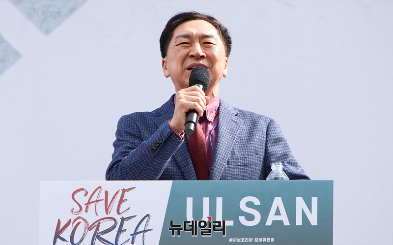 ▲ 김기현 국민의힘 의원이 29일 울산광역시 울산극동방송 사거리에서 열린 윤석열 대통령 탄핵반대 세이브코리아 울산 국가비상기도회에서 연사로 나서 발언하고 있다. ⓒ울산=서성진 기자