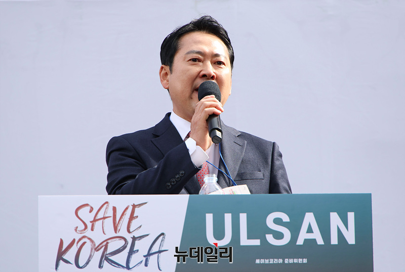 ▲ 장동혁 국민의힘 의원이 29일 울산광역시 울산극동방송 사거리에서 열린 윤석열 대통령 탄핵반대 세이브코리아 울산 국가비상기도회에서 연사로 나서 발언하고 있다. ⓒ울산=서성진 기자