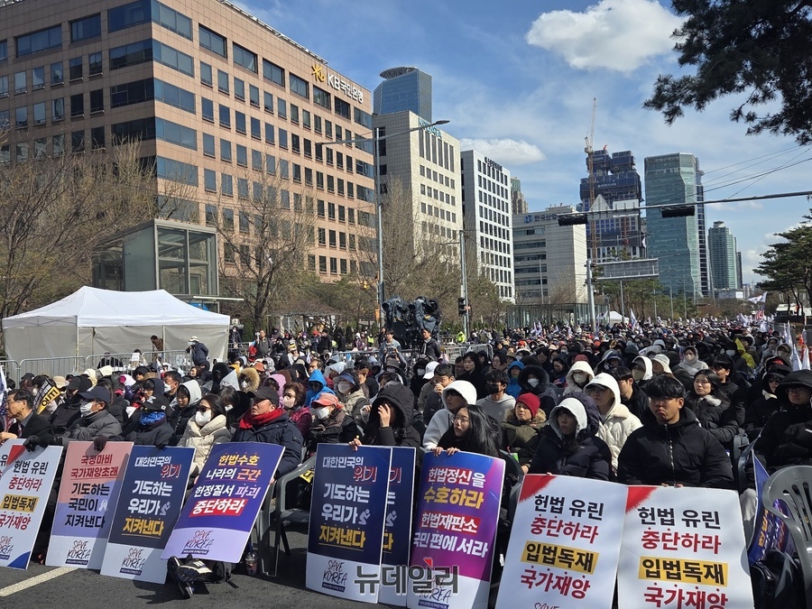 ▲ 탄핵반대 국가비상기도회 참석한 시민들이 29일 오후 서울 영등포구 국회의사당 앞에서 열린 세이브코리아 집회에서 탄핵각하를 외치고 있다. ⓒ박서아 기자