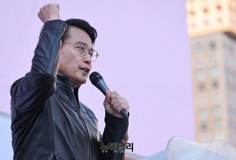 ▲ 윤석열 대통령 탄핵반대 광화문 국민대회가 3월 마지막 주말인 29일 진행된 가운데 윤상현 국민의힘 의원이 연단에 올라 발언하고 있다. ⓒ정상윤 기자