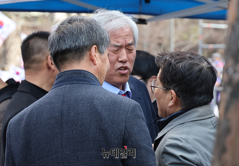 ▲ 윤석열 대통령 탄핵반대 광화문 국민대회가 3월 마지막 주말인 29일 진행된 가운데 전광훈 사랑제일교회 목사가 연단에 오르기전 참석자들과 인사를 나누고 있다. ⓒ정상윤 기자