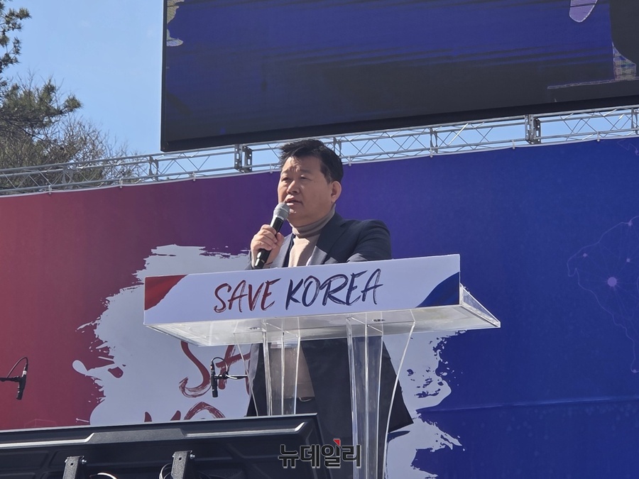 ▲ 29일 오후 서울 영등포구 국회의사당 앞에서 열린 세이브코리아 국가비상기도회에서 국민대 법과대학 이호선 학장이 발언하고 있다. ⓒ박서아 기자