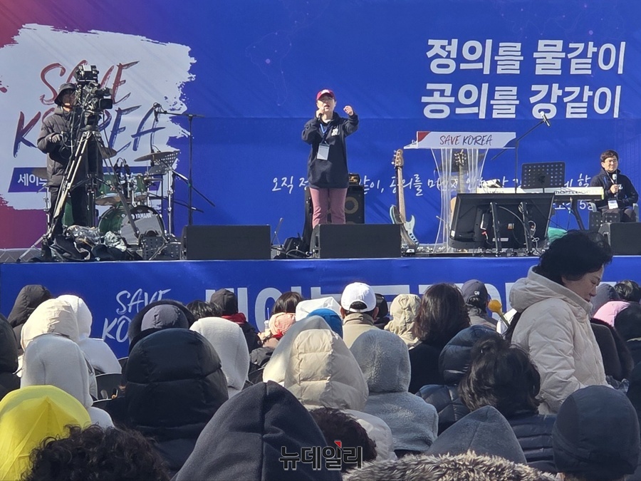 ▲ 29일 오후 서울 영등포구 국회의사당 앞에서 열린 세이브코리아 국가비상기도회에서 청년 기성경씨가 발언하고 있다. ⓒ박서아 기자