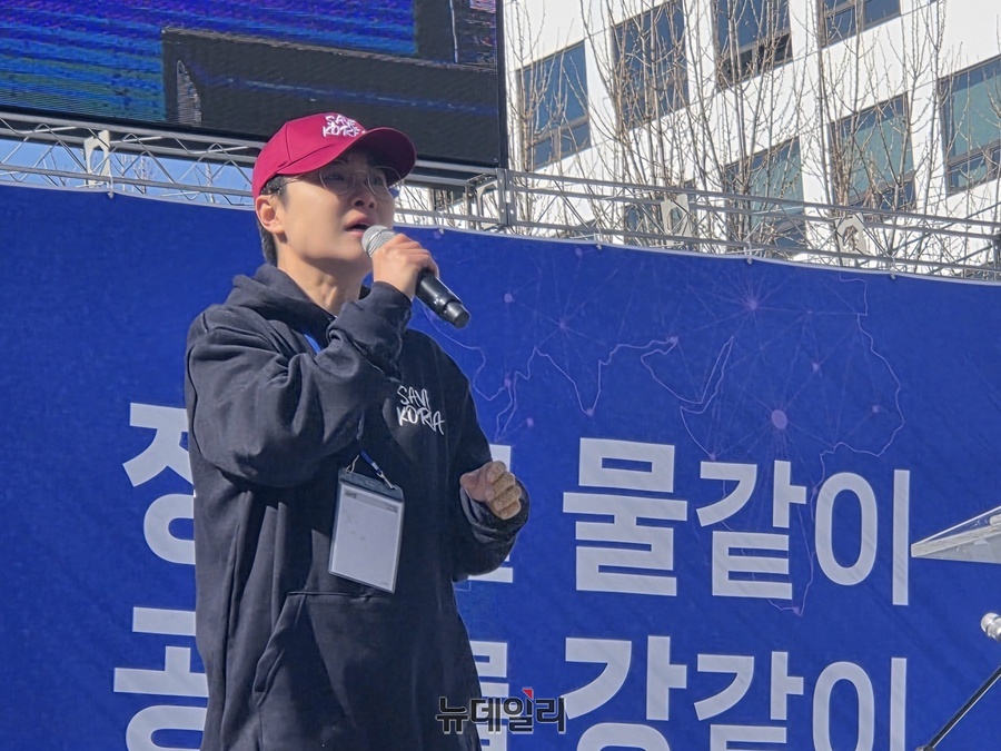 ▲ 29일 오후 서울 영등포구 국회의사당 앞에서 열린 세이브코리아 국가비상기도회에서 청년 기성경씨가 발언하고 있다. ⓒ박서아 기자