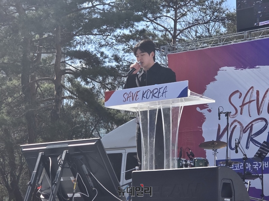 ▲ 29일 오후 서울 영등포구 국회의사당 앞에서 열린 세이브코리아 국가비상기도회에서 경희대 재학생 성태인씨가 발언하고 있다. ⓒ박서아 기자