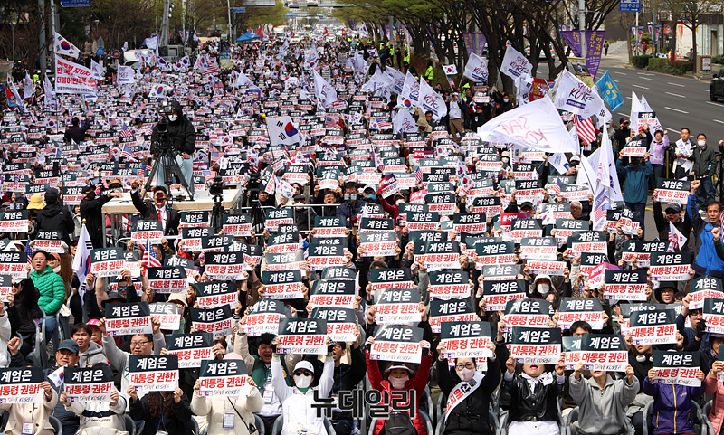 ▲ 헌법재판소의 윤석열 대통령에 대한 탄핵 심판을 앞둔 29일 오후 울산 극동방송 사거리에서 윤 대통령 탄핵 반대 집회인 세이브코리아 국가비상기도회가 진행되고 있다.ⓒ울산=서성진 기자