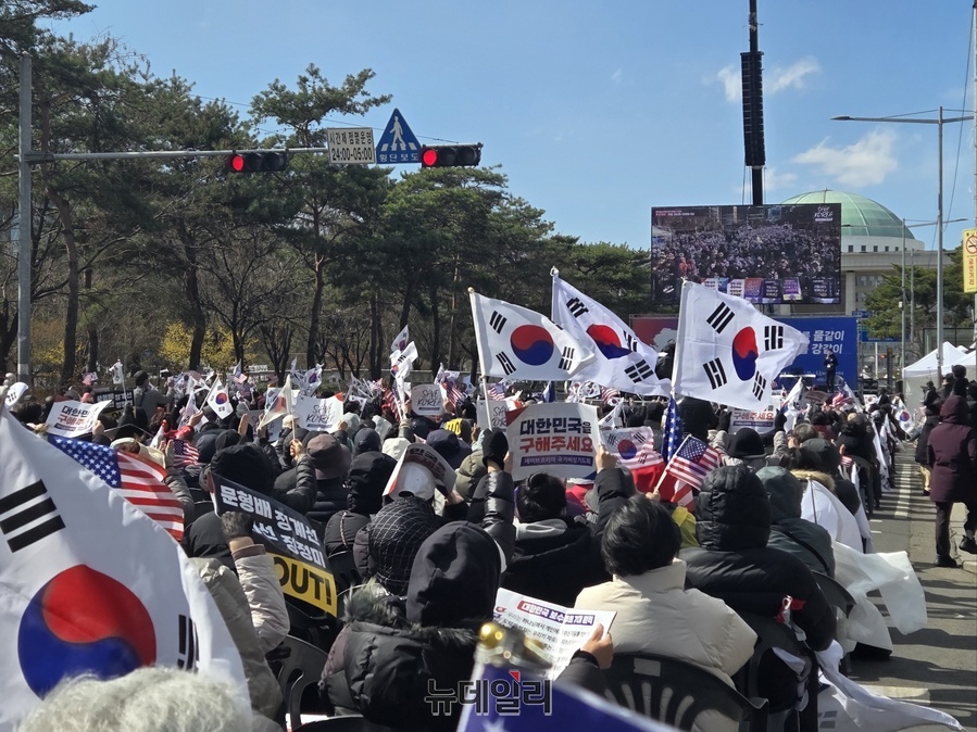 ▲ 탄핵반대 국가비상기도회 참석한 시민들이 29일 오후 서울 영등포구 국회의사당 앞에서 열린 세이브코리아 집회에서 탄핵각하를 외치고 있다. ⓒ박서아 기자