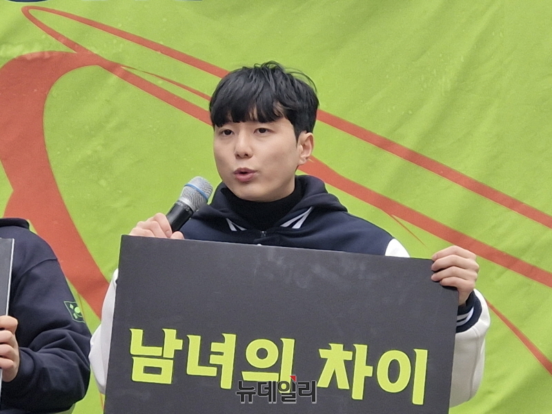 ▲ 자유민주주의를 수호하는 전국 40여 개 대학 학생들의 연대인 '자유대학'과 '탄대청'(탄핵을 반대하는 대한민국 청년모임)이 29일 오후 서울 서대문구 신촌역 앞에서 '프리덤 이즈 낫 프리 파이트'(Freedom is not Free Figh)를 공동 개최했다. 지난 2월 10일 전국 대학 최초로 연세대 탄핵 반대 시국선언을 주최해 대학생 시국선언의 물꼬를 튼 박준영 자유대학 부대표가 발언하는 모습. ⓒ조문정 기자