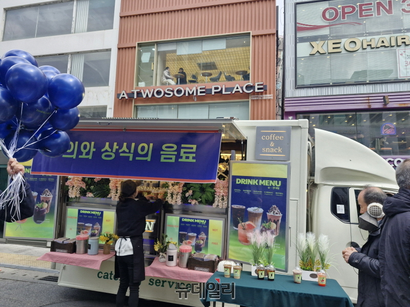 ▲ 자유민주주의를 수호하는 전국 40여 개 대학 학생들의 연대인 '자유대학'과 '탄대청'(탄핵을 반대하는 대한민국 청년모임)이 29일 오후 서울 서대문구 신촌역 앞에서 '프리덤 이즈 낫 프리 파이트'(Freedom is not Free Figh)를 공동 개최했다. '정의와 상식의 음료' 트럭에서는 '윤카리노'(윤석열 아메리카노), '중공캐패라떼'(중공 X 패+카페라테), '한남초코라테'(대통령 관저 인근 한남초교+초코라테), '자(계)몽에이드', '빨간약 뱅쇼' 등을 맛볼 수 있다. ⓒ조문정 기자