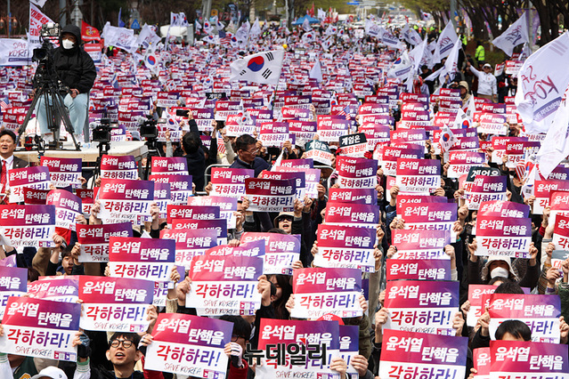 ▲ 29일 오후 울산 남구에서 열린 윤석열 대통령 탄핵반대 세이브코리아 울산 국가비상기도회에서 시민들이 피켓을 들고 있는 모습. ⓒ뉴데일리 서성진 기자