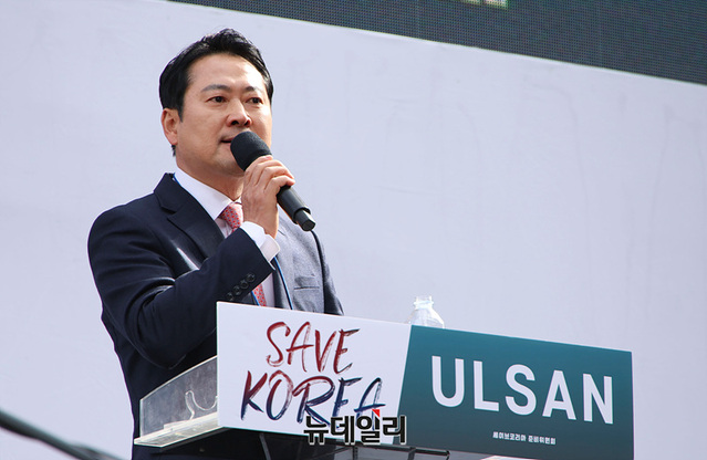 ▲ 장동혁 국민의힘 의원이 29일 오후 울산 남구에서 열린 윤석열 대통령 탄핵반대 세이브코리아 울산 국가비상기도회에서 연사로 나서 발언하고 있다 ⓒ뉴데일리 서성진 기자