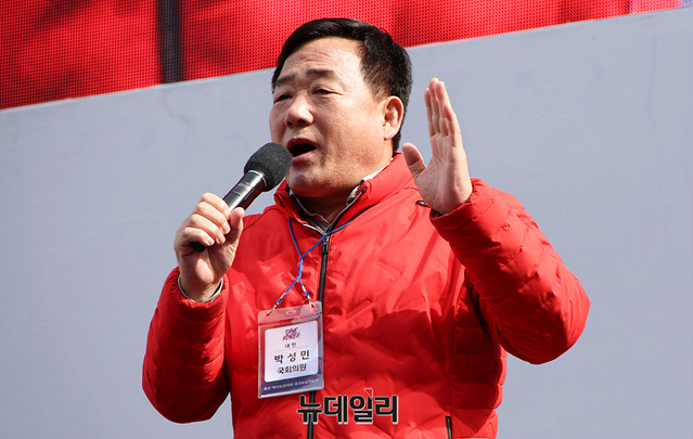 ▲ 박성민 국민의힘 의원이 29일 오후 울산 남구에서 열린 윤석열 대통령 탄핵반대 세이브코리아 울산 국가비상기도회에서 연사로 나서 발언하고 있다 ⓒ뉴데일리 서성진 기자