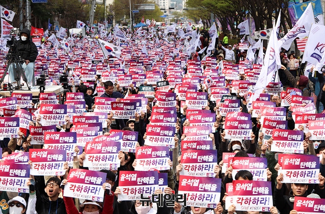 ▲ 29일 오후 울산 남구 극동방송 앞에서 열린 윤석열 대통령 탄핵반대 세이브코리아 울산 국가비상기도회 모습 ⓒ뉴데일리 서성진 기자