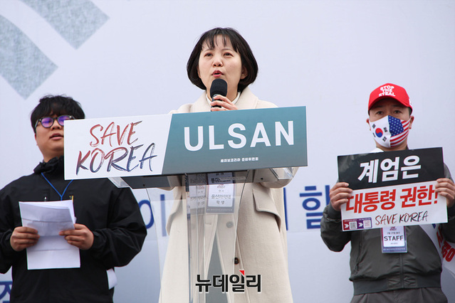 ▲ 울산대 고기쁨씨 가 29일 오후 울산 남구에서 열린 윤석열 대통령 탄핵반대 세이브코리아 울산 국가비상기도회에서 연사로 나서 발언하고 있다 ⓒ뉴데일리 서성진 기자
