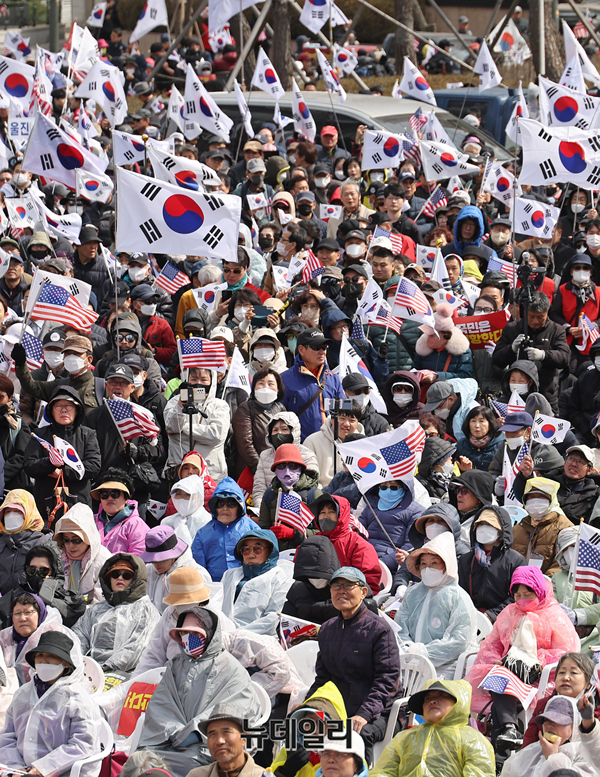 ▲ 광장에 모인 자유한국인들은 스스로의 정체성을 발견하고 있다. 광장이 학교가 되었다. ⓒ 정상윤 기자