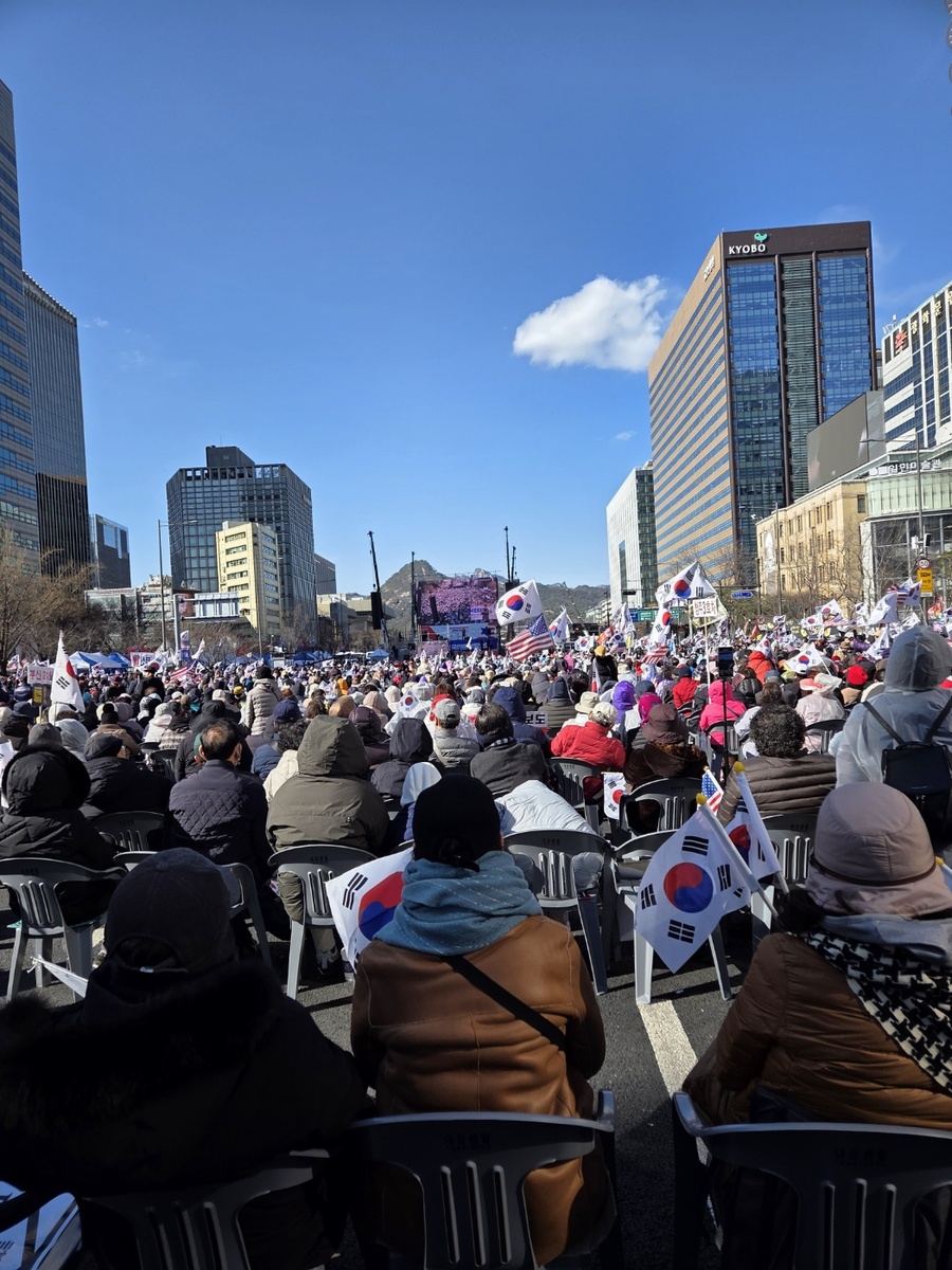 ▲ 광장에 나오느는 것은 헌신이다. 그런 헌신을 통해 자유를 지키고 얻는다는 교훈을 배우고 정신에 새겨 간다. ⓒ 필자
