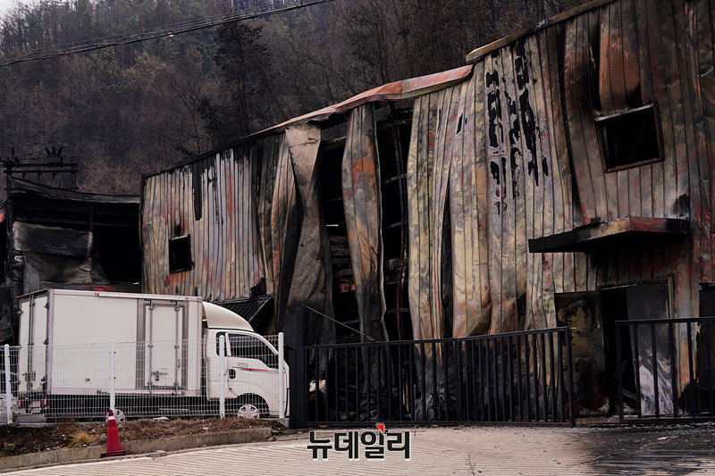 ▲ 산림청과 소방당국이 경북 지역을 휩쓴 대형 산불을 진압중인 가운데 28일 경북 안동시 일직면 일대에 건물이 불에 타 전소돼 있다.

이번 산불은 경북 전역에서 총 24명의 인명 피해가 발생했다. 의성, 안동, 청송, 영양, 영덕 등 여러 지역에 걸쳐 주택과 문화재 등 2,412여 개의 시설이 소실됐다. 산림청은 경북 전역 산불 영향구역을 약 4만5,170헥타르로 추산했다. (경북 의성=서성진 기자)