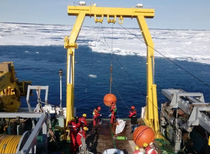 ▲ 작년 극지연구소의 쇄빙선인 아라온호가 '북극해 대서양화 현상'을 규명하기 위해 동시베리아해에서 현장 탐사를 하고 있다. ⓒ해양수산부