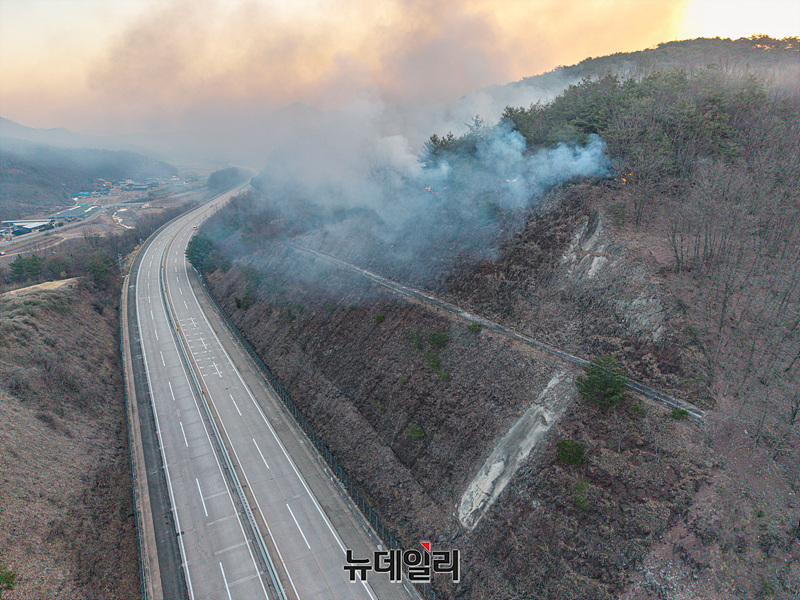 ▲ 경북 북부지역 산불이 재발화한 29일 오전 경북 안동시 중앙고속도로가 통제되고 있다. 안동시 남안동 IC 인근에서 재발화해 안동 중앙고속도로 남안동IC부터 서안동 IC까지 양방향 통제중이다. (경북 의성=서성진 기자)